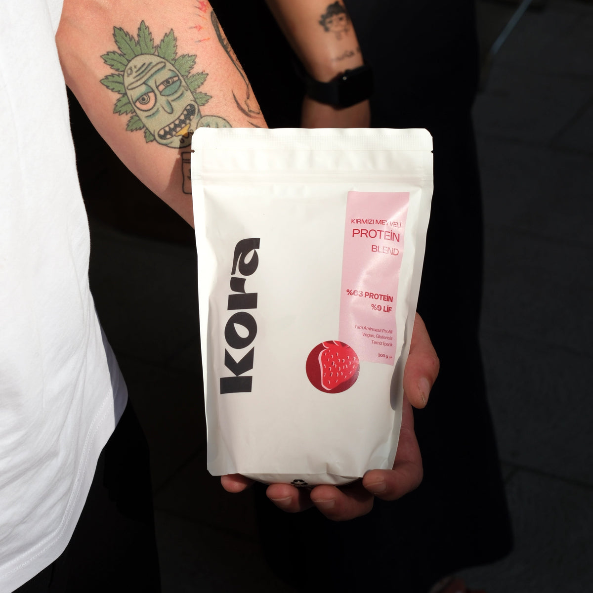 KORA Kırmızı Meyveli Protein Blend ürün kullanım görseli